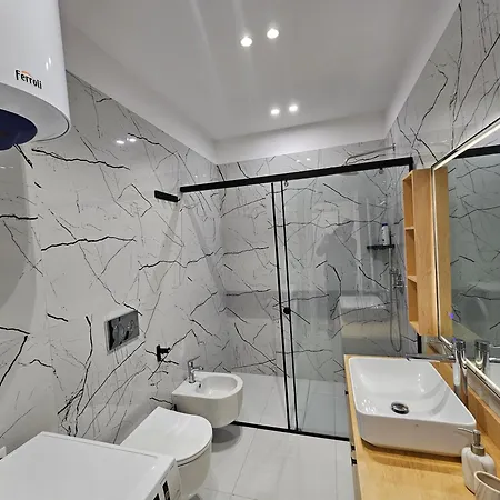 Valentino Noir * Tirana