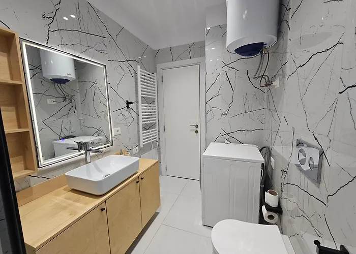 Valentino Noir * 地拉那